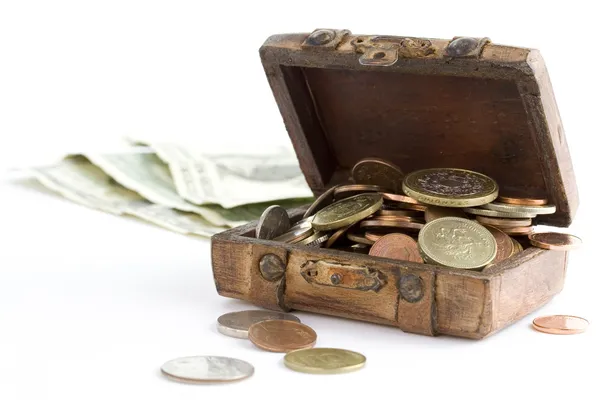 Gammal brun resväska full med pengar — Stockfoto
