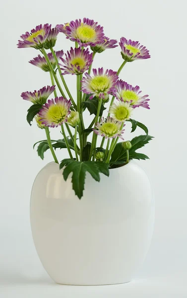 Buquê de flores em vaso — Fotografia de Stock