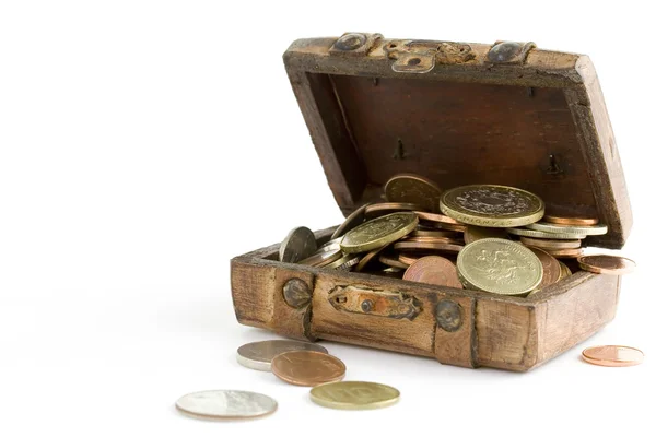 Vieja maleta marrón llena de dinero — Foto de Stock
