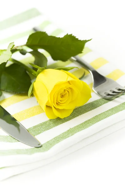 Prostírání s žlutá růže — Stock fotografie