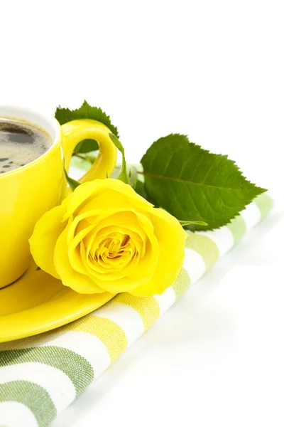 Šálek kávy a krásné žluté růže — Stock fotografie