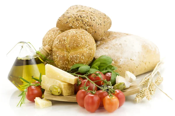 Свежий хлеб, травы и овощи — стоковое фото