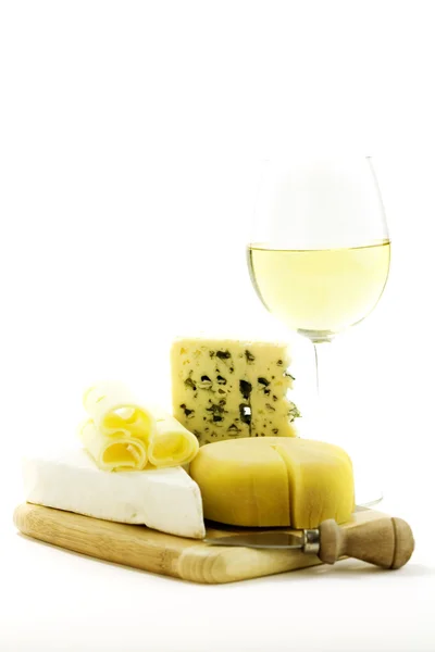 Белое вино и сыр — стоковое фото