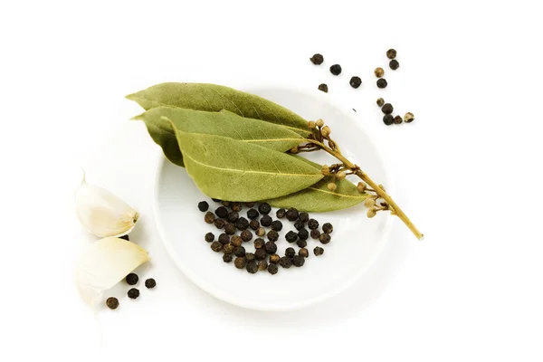 Garlic, peppercorn and bay leaf — Stock Photo, Image