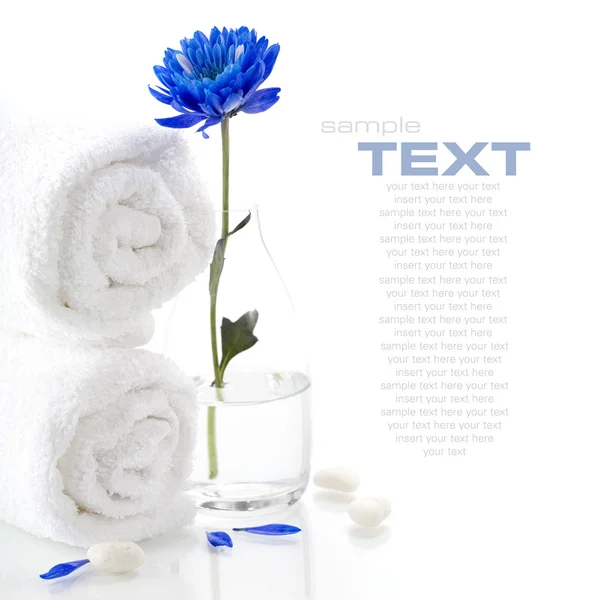 Spa koncept (blomma och handduk). — Stockfoto
