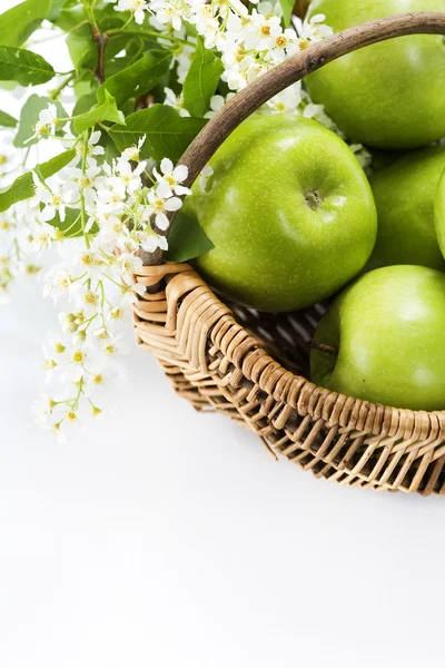绿色苹果与鲜花 — 图库照片