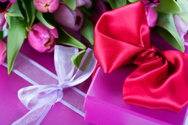 Różowe tulipany i pudełka — Zdjęcie stockowe