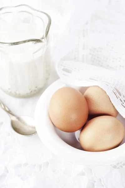 Молоко и яйца — стоковое фото