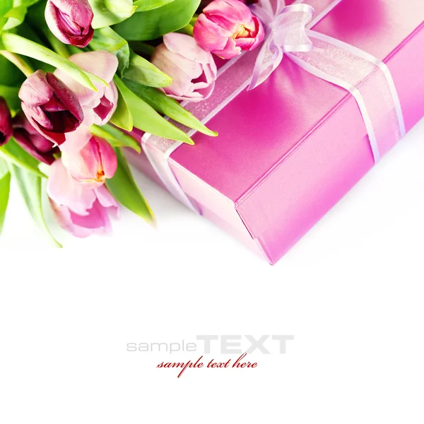 Tulipas rosa e caixa de presente — Fotografia de Stock