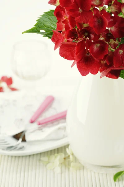 Luogo di impostazione con fiore ortensia — Foto Stock