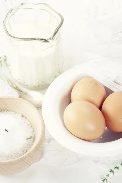 Молоко, яйца и соль — стоковое фото