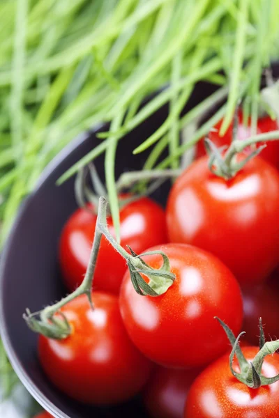 Tomatoes and chives — Stock Photo, Image
