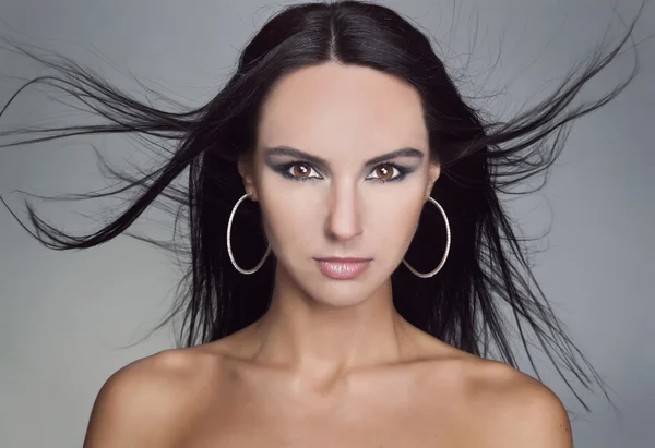Modella con i capelli che soffiano nel vento — Foto Stock