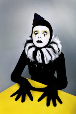 ? ircus sarı renkli bir kare poz MIME moda