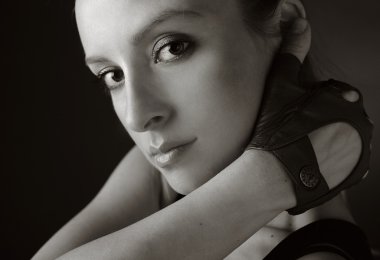 Spor eldiven çekici sarışın kızı.