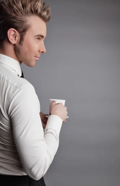 Giovane attraente macho bere caffè — Foto Stock