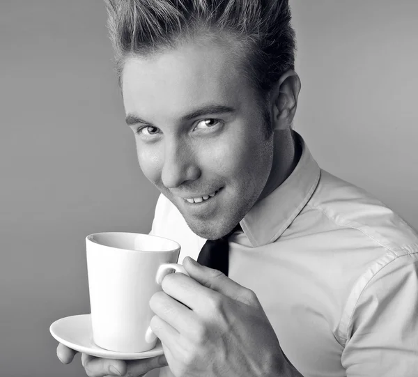Genç çekici maço içme kahve — Stok fotoğraf