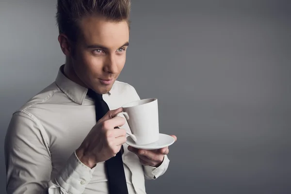 Giovane attraente macho bere caffè — Foto Stock