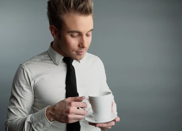 Jonge aantrekkelijke macho drinken koffie — Stockfoto