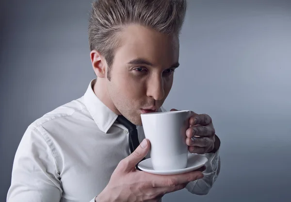 Jonge aantrekkelijke macho drinken koffie — Stockfoto