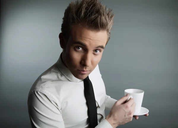 Mladá atraktivní macho pití káva — Stock fotografie