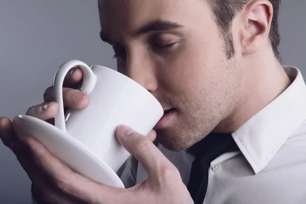 Joven atractivo macho beber café — Foto de Stock