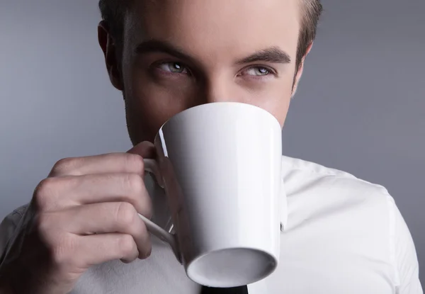 Jeune macho attrayant boire café — Photo