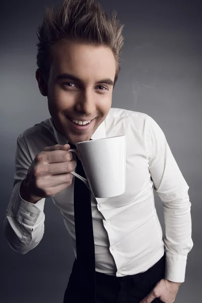 Νέους ελκυστικές macho πίνοντας καφέ — Φωτογραφία Αρχείου