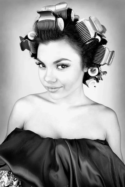 Συναισθηματική κορίτσι με σίδερα μαλλιών στο κεφάλι της — Φωτογραφία Αρχείου