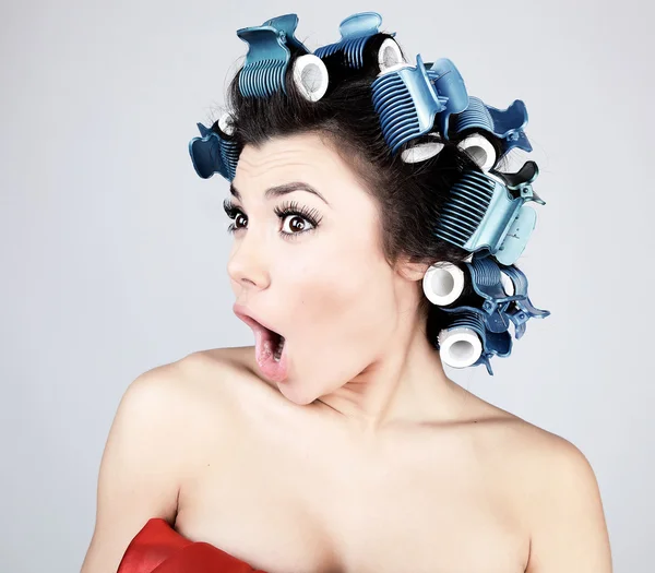 Menina emocional com encrespadores de cabelo na cabeça — Fotografia de Stock