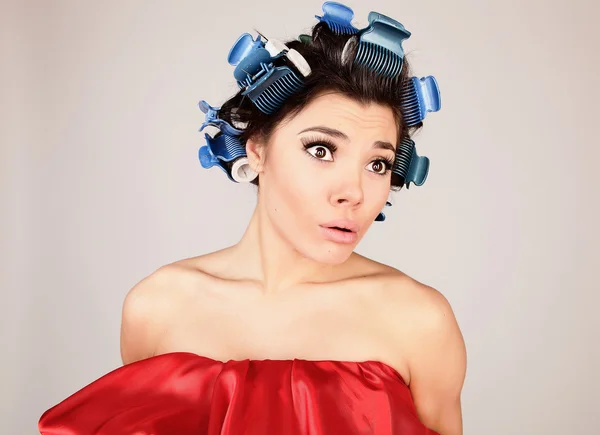 Emotionele meisje met haar-krulspelden op haar hoofd — Stockfoto