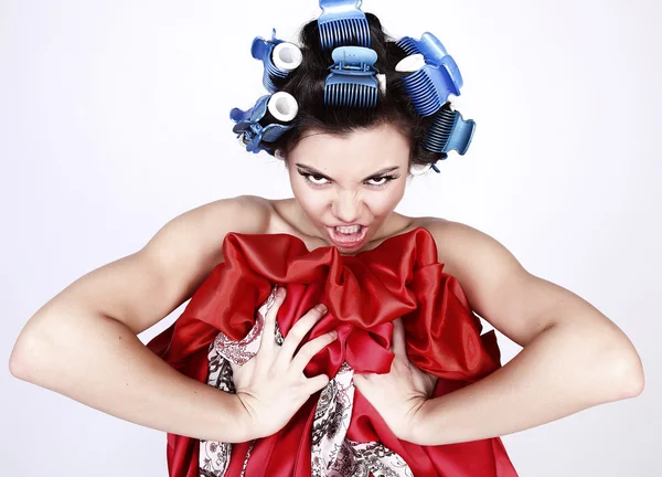 Emoční dívka s natáčky na vlasy na hlavě — Stock fotografie