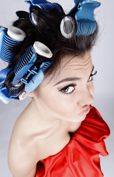 Emoční dívka s natáčky na vlasy na hlavě — Stock fotografie