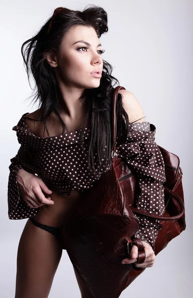 Menina sexy atraente jovem posando com saco — Fotografia de Stock