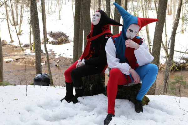 Troupe d'acteurs médiévaux en costumes de clowns anciens divertissent — Photo