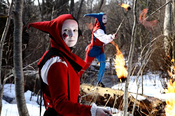 Umělecké žena v obleku ohně klaun má ohnivý ventilátor pózuje — Stock fotografie