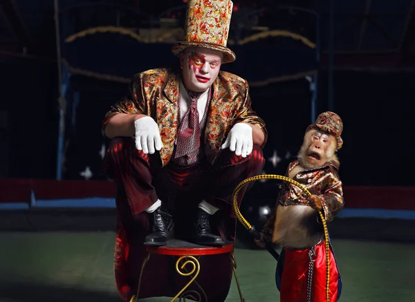 Цирк клоун с обезьяной . — стоковое фото