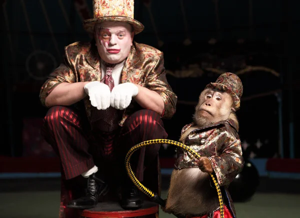 Cirkus clown med en apa. — Stockfoto