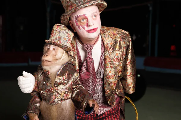 Цирк клоун с обезьяной . — стоковое фото