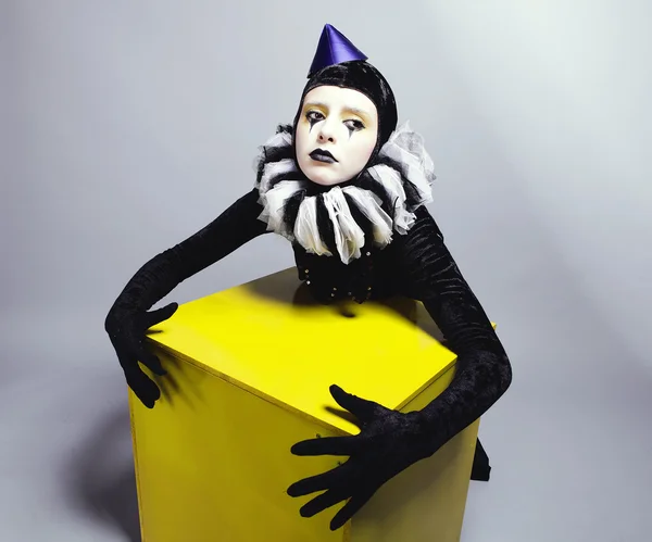 Montréircus mime de mode posant près d'un carré jaune — Photo
