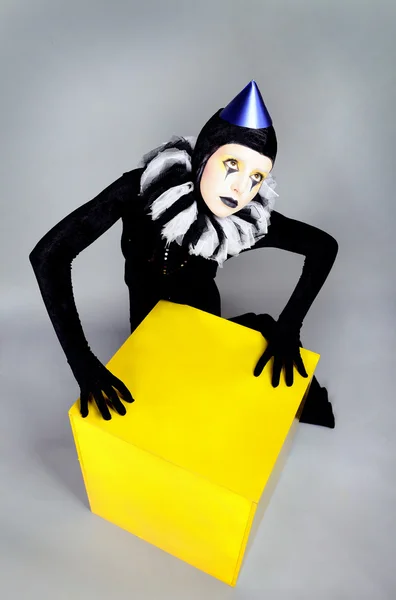 ? ircus mode mime poseren in de buurt van een geel vierkant — Stockfoto