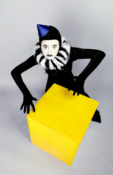 ? ircus 时尚 mime 黄色广场附近摆姿势 — 图库照片