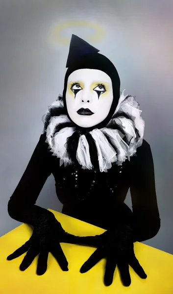 ? ircus ファッション mime 黄色の正方形に近いポーズ — ストック写真