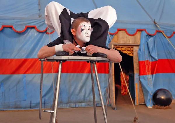 马戏团杂技演员与塑料身体执行他的把戏 — 图库照片