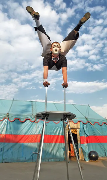 Circus acrobat met een kunststof behuizing wordt uitgevoerd zijn trucs — Stockfoto