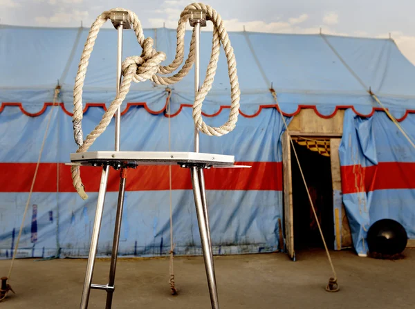 Zirkussymbolik. ein watschelndes Seil auf einer metallenen Bühne verkörpert p — Stockfoto
