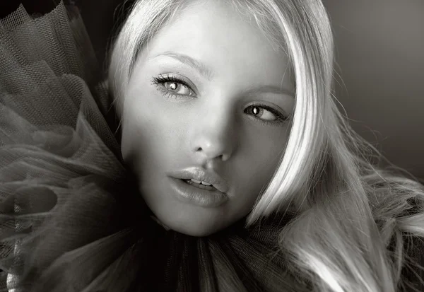 Atraktivní blond Kráska v divadelní jabot. — Stock fotografie