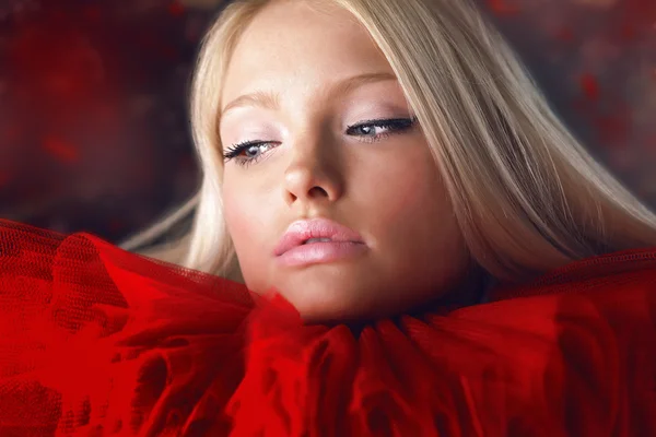 Beleza loira atraente em um jabot teatral vermelho — Fotografia de Stock
