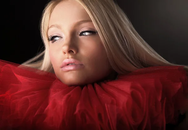 Ελκυστική ξανθιά ομορφιά σε ένα κόκκινο θεατρική δαντελλών — Φωτογραφία Αρχείου