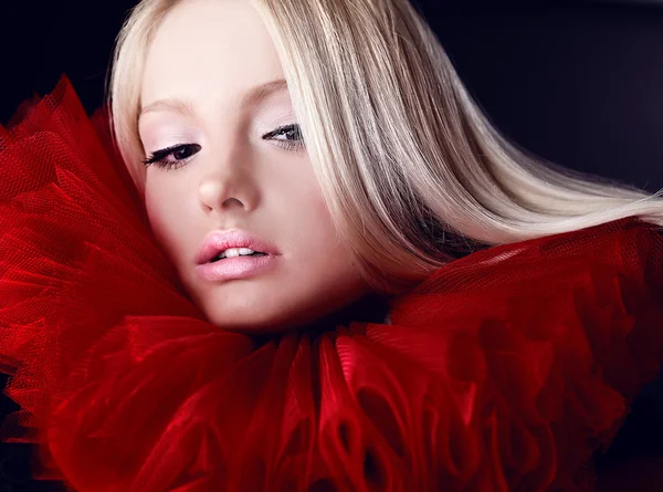 Attraente bellezza bionda in un jabot teatrale rosso — Foto Stock